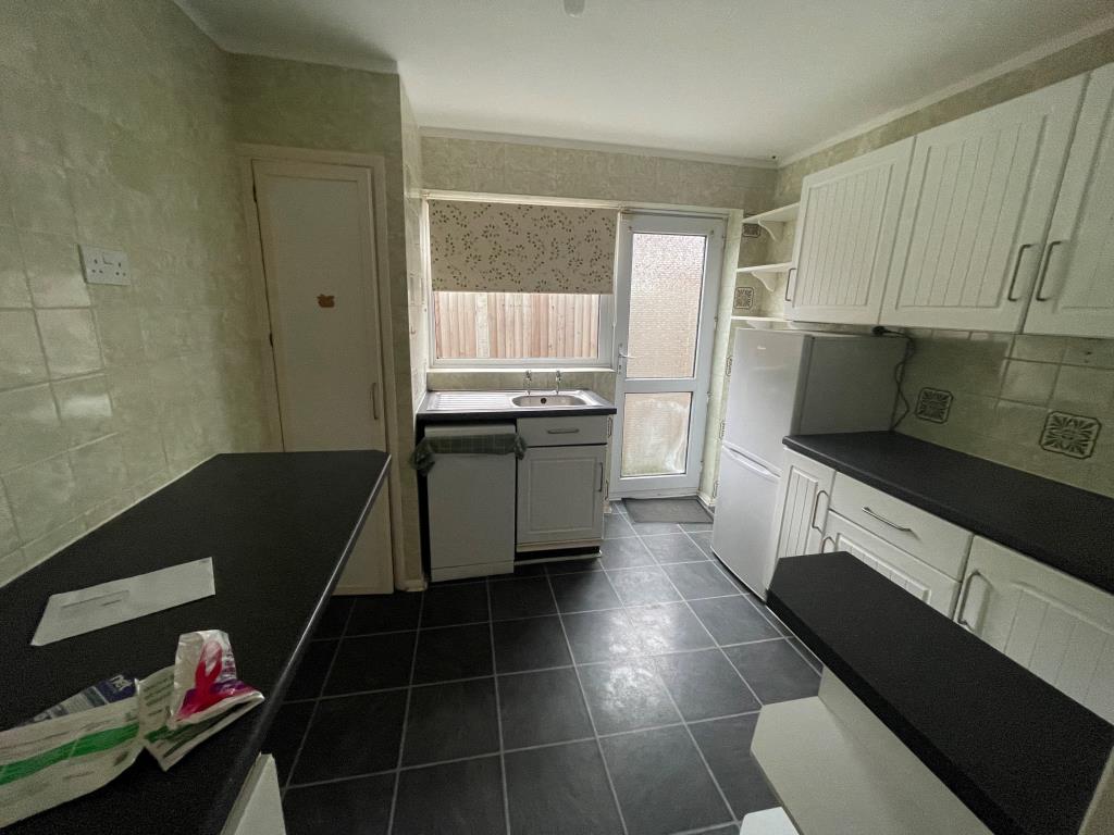 Lot: 101 - DETACHED BUNGALOW FOR IMPROVEMENT - Kitchen with fitted units